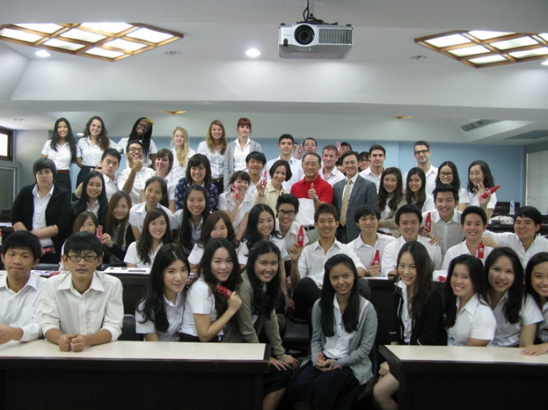 Mr. Thammasak Jittimaporn, CEO of Green Spot Co., Ltd. was a guest lecturer in &quot;Current Issues in Marketing&quot; Class